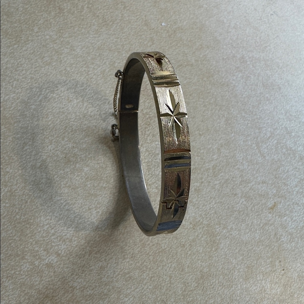 Sarah Coventry Vtg “IMPRESSIONS"Gold Tone Bangle Hinge Bracelet signed.